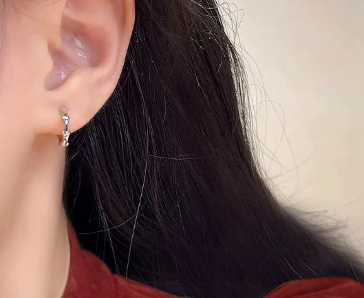 Minimalist Minimalist Bamboo Style Hoop Earrings – Small Silver Huggie Earrings – Elegant Everyday Jewelry for Women